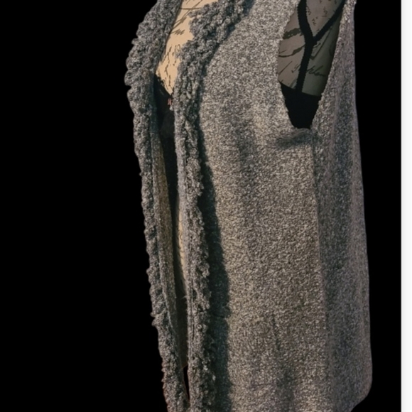 HP🔥🔥Gorgeous Grey Fuzzy Sweater vest/cardigan NWOT - Picture 5 of 16